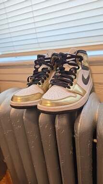 Air Jordan 1 Mid Metallic Gold
